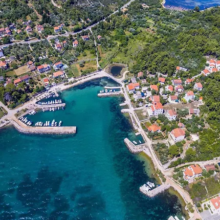 Lilly アパート *